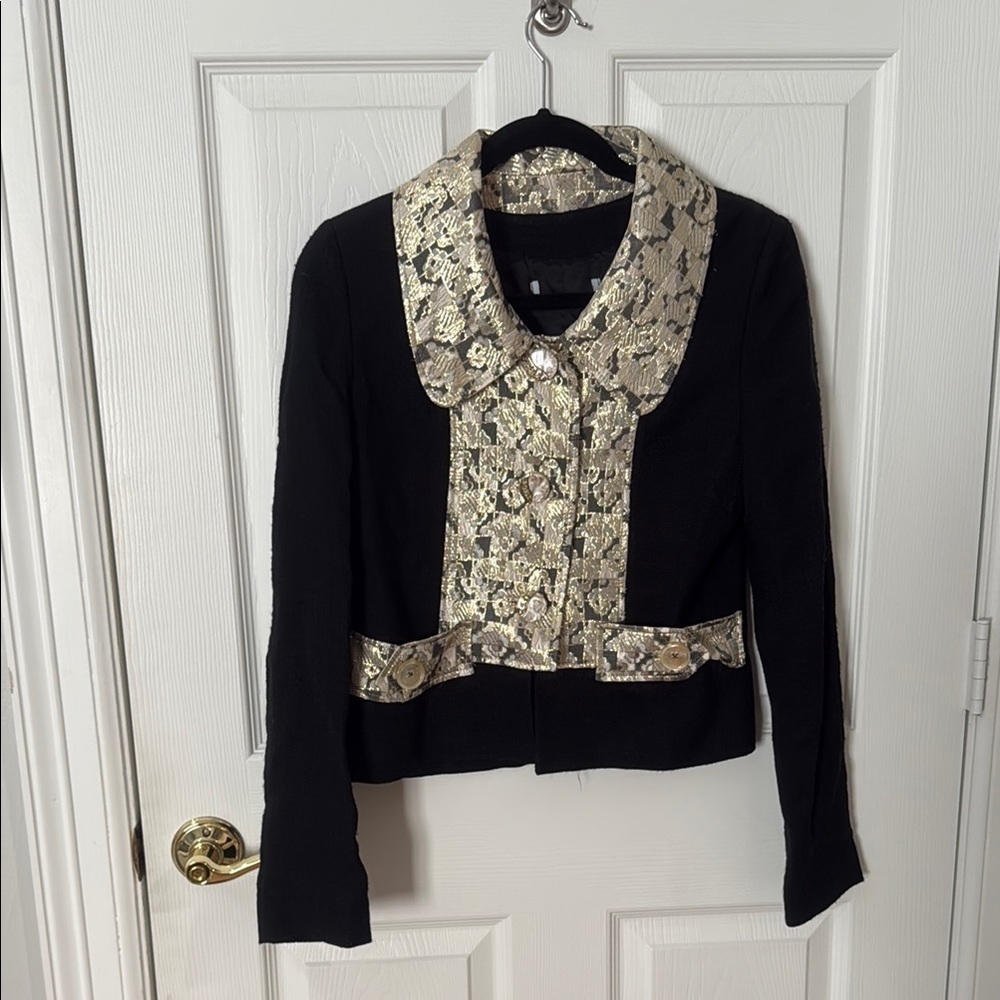 Gorgeous, vintage dolce and Gabbana blazer with gold accent and buttons size XS